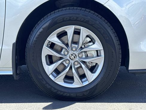 Used 2022 Toyota Sienna XLE FWD image 33