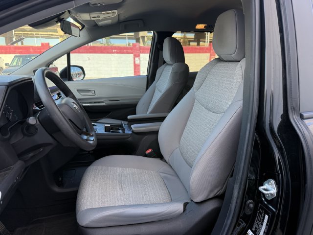 Used 2025 Toyota Sienna LE FWD image 26