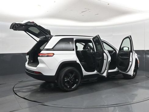 Used 2024 Jeep Grand Cherokee Altitude AWD/4WD image 58