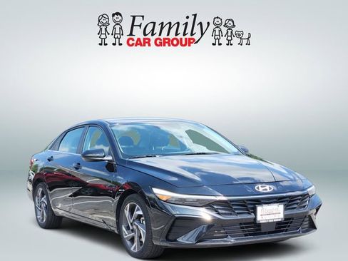 Used 2025 Hyundai Elantra SEL FWD image 2