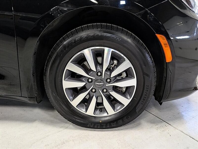Used 2024 Chrysler Pacifica Limited FWD image 12