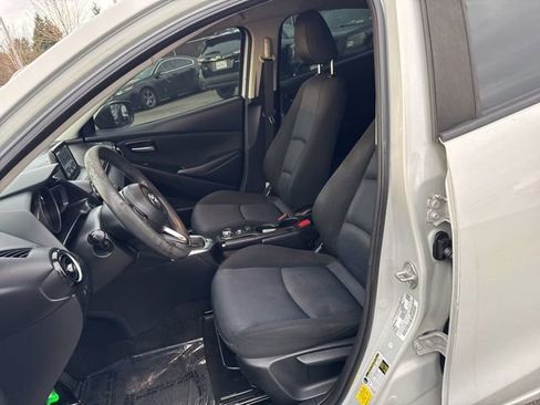 Used 2019 Toyota Yaris L image 13