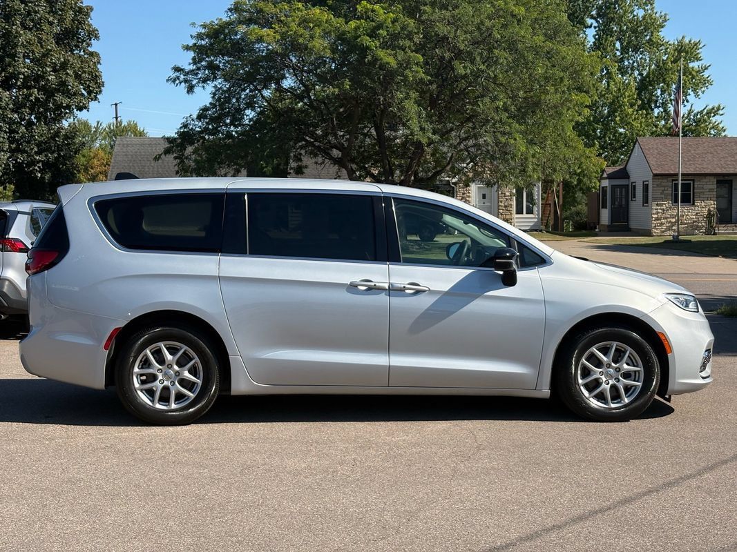 Used 2024 Chrysler Pacifica Touring-L FWD image 9