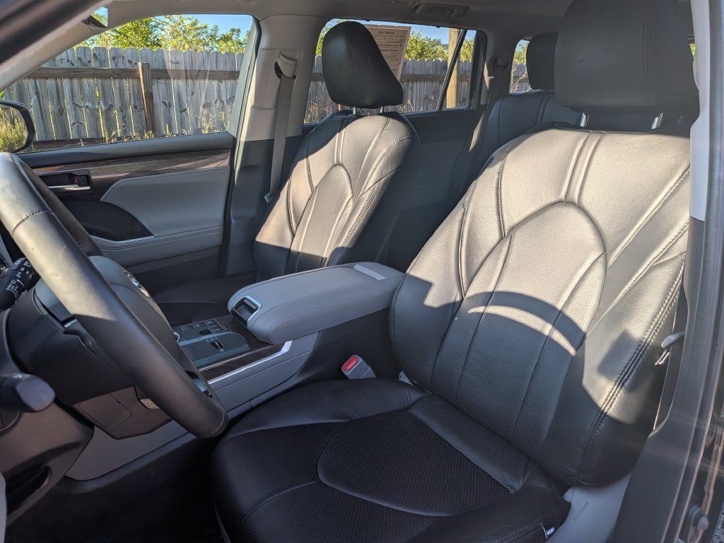Used 2024 Toyota Highlander Platinum FWD image 13