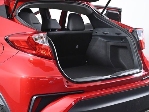 Used 2020 Toyota C-HR LE image 30