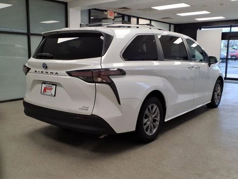 Certified 2023 Toyota Sienna XLE image 5