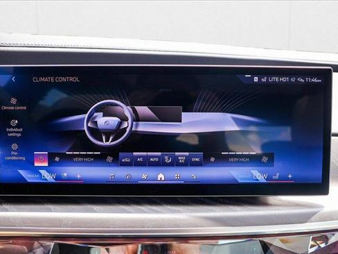 Used 2025 BMW 760i xDrive w/ Premium Package image 18