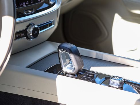 Used 2024 Volvo S60 B5 Plus image 22