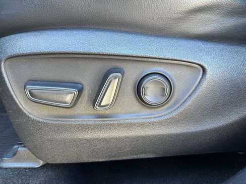 Used 2023 Toyota Highlander XLE image 19