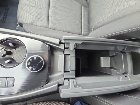 Used 2025 Nissan Rogue SV image 30