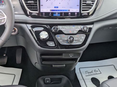 New 2026 Chrysler Pacifica Select image 17