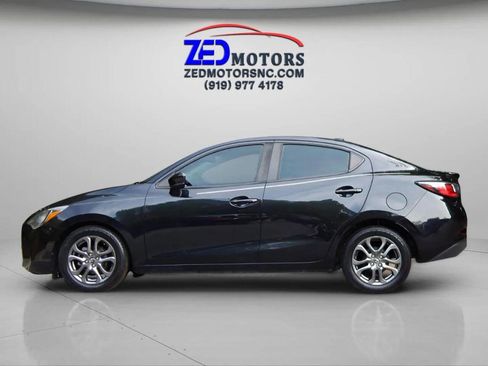 Used 2019 Toyota Yaris XLE image 7