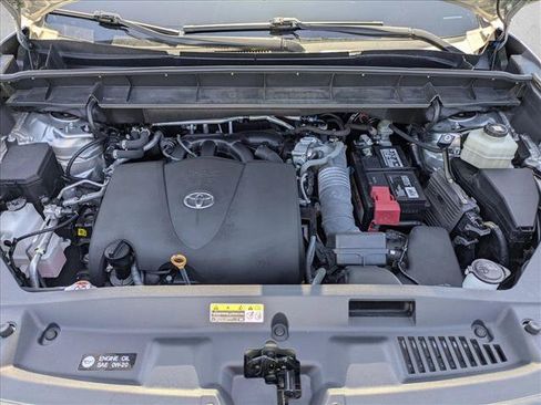 Used 2022 Toyota Highlander LE FWD image 23