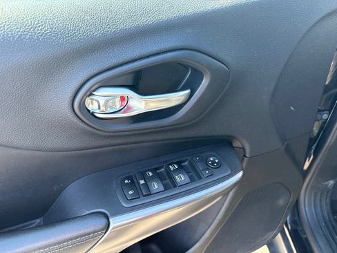 Used 2019 Jeep Cherokee Latitude Plus w/ Comfort/Convenience Group FWD image 8