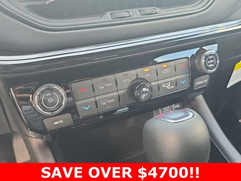 New 2025 Jeep Compass Latitude w/ Sun & Sound Group image 22