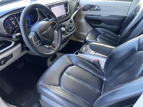 Used 2023 Chrysler Pacifica Touring-L FWD image 13