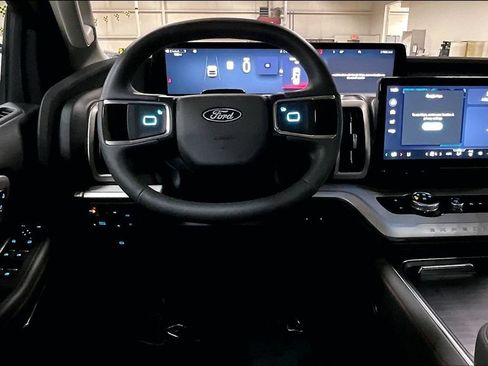 Certified 2025 Ford Expedition Active AWD/4WD image 5