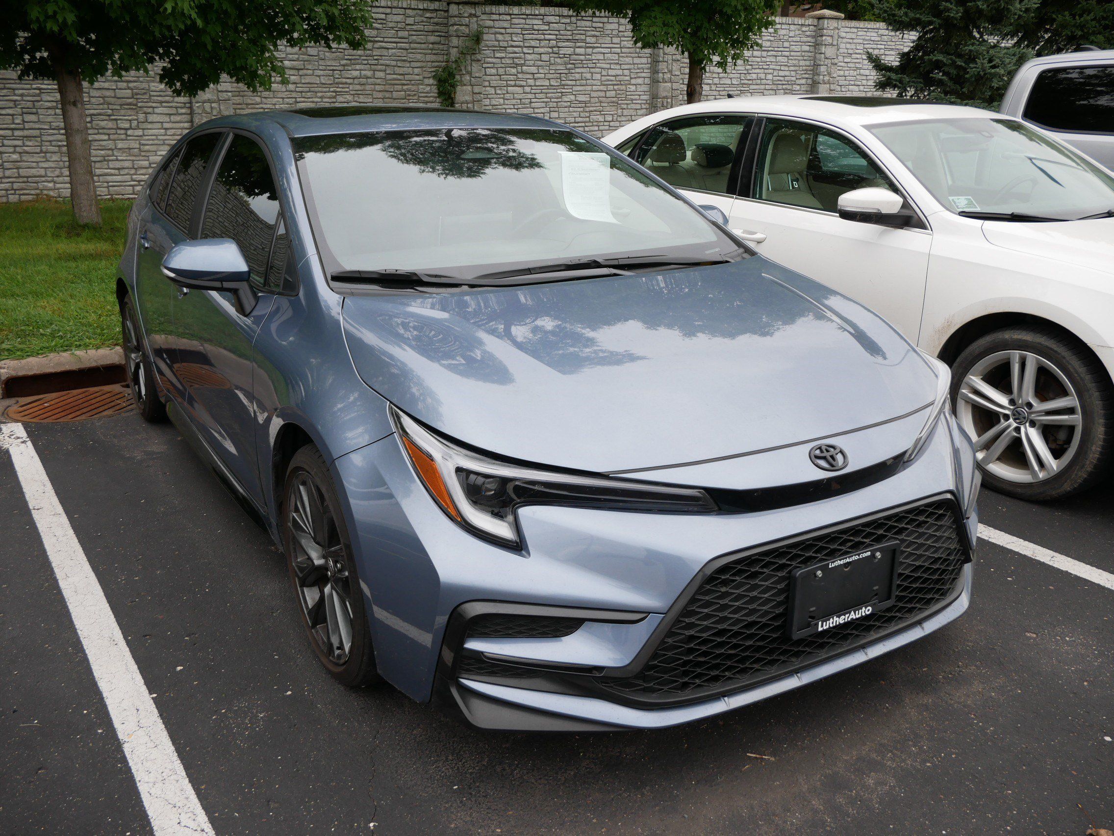 Used 2025 Toyota Corolla SE w/ SE Premium Package FWD image 3