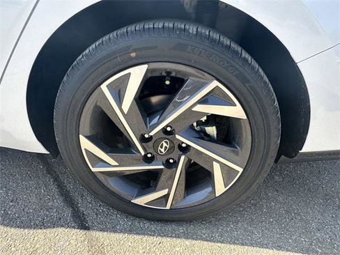 New 2025 Hyundai Elantra Limited image 19