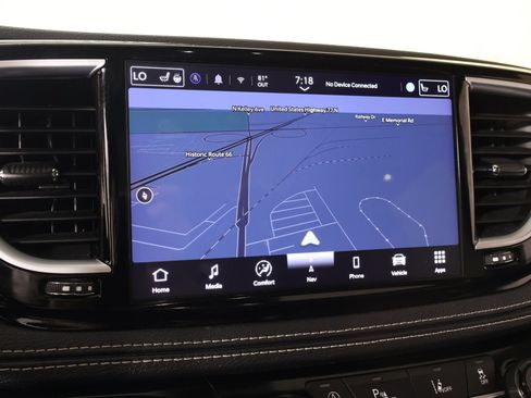 Used 2025 Chrysler Pacifica Limited FWD image 8