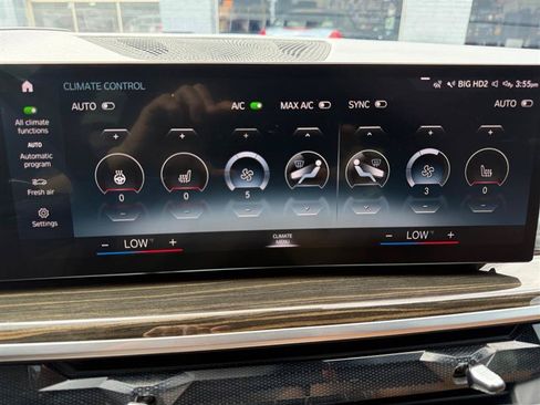Used 2023 BMW X7 xDrive40i w/ M Sport Package AWD/4WD image 26