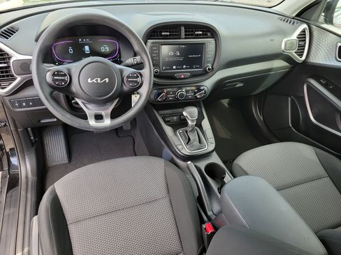 Used 2025 Kia Soul LX w/ LX Technology Package FWD image 14
