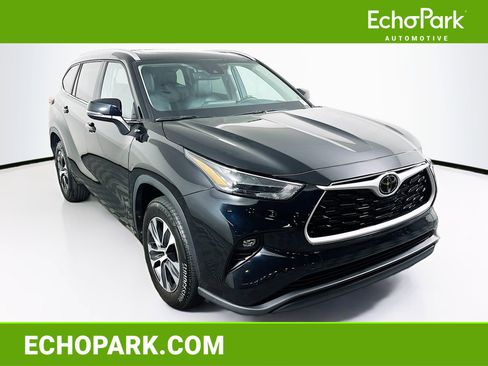 Used 2025 Toyota Highlander XLE FWD image 1