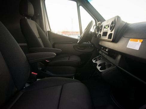 Used 2025 Mercedes-Benz Sprinter 2500 image 33