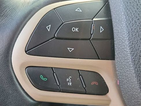 Used 2017 Jeep Cherokee Latitude w/ Cold Weather Group AWD/4WD image 10