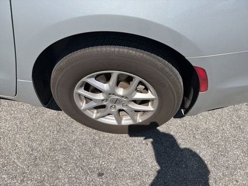 Used 2024 Chrysler Pacifica Touring-L image 4