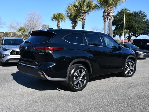 Certified 2022 Toyota Highlander XLE image 4