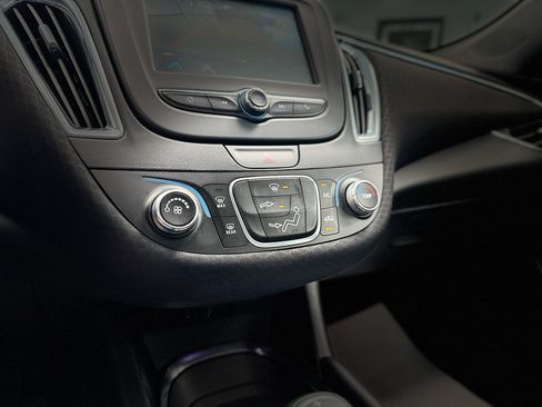 Used 2018 Chevrolet Malibu LT FWD image 24