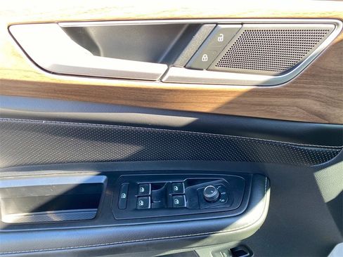 Used 2024 Volkswagen Atlas SE image 19