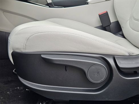 Used 2025 Hyundai Tucson SE image 17