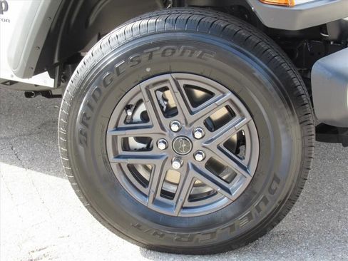 New 2025 Jeep Gladiator Sport image 8