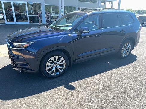 Used 2024 Toyota Grand Highlander AWD image 2