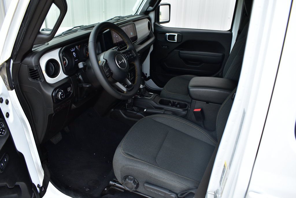Used 2025 Jeep Gladiator Sport AWD/4WD image 17
