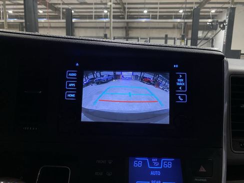 Used 2017 Toyota Sienna XLE w/ XLE Navigation Package FWD image 6