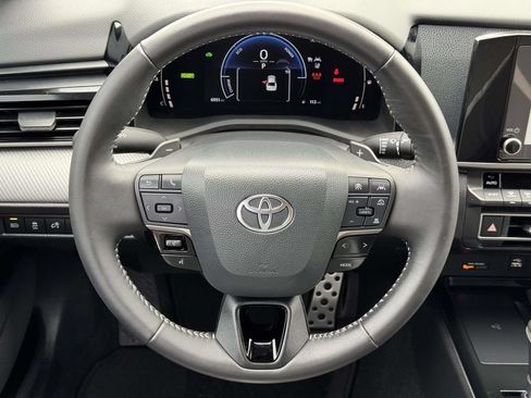 Used 2025 Toyota Camry SE FWD image 11
