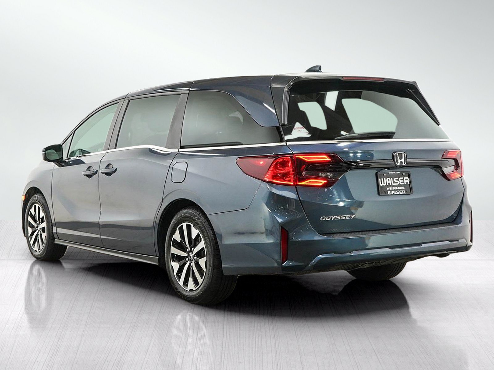 Used 2025 Honda Odyssey EX-L image 3