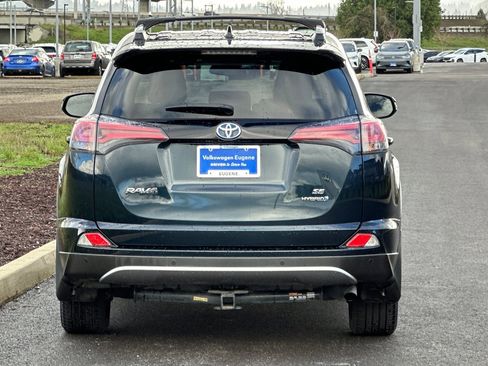 Used 2017 Toyota RAV4 SE image 4