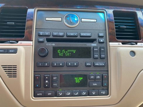 Used 2008 Lincoln Town Car Signature Limited RWD image 20
