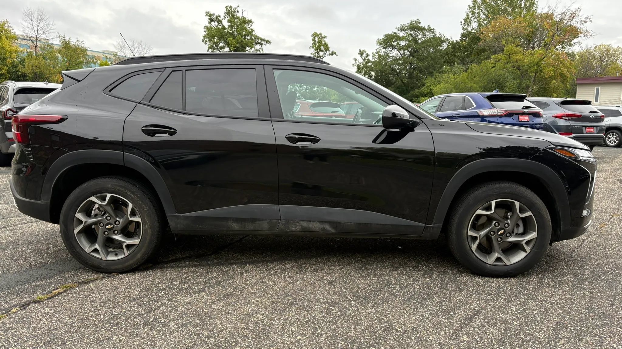 Used 2025 Chevrolet Trax LT w/ LT Convenience Package FWD image 11