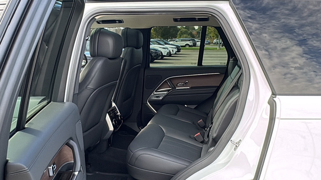 Used 2025 Land Rover Range Rover SE AWD/4WD image 24
