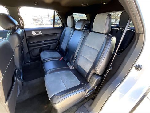 Used 2015 Ford Explorer XLT w/ Equipment Group 202A image 18