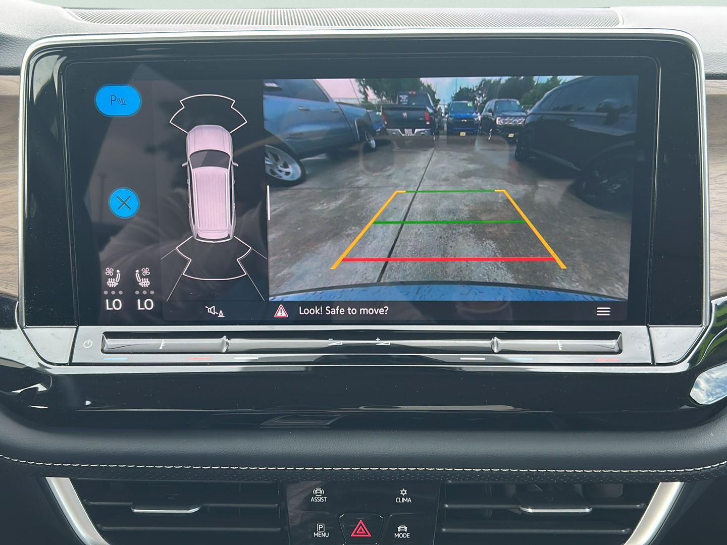 Used 2025 Volkswagen Atlas SE FWD image 14