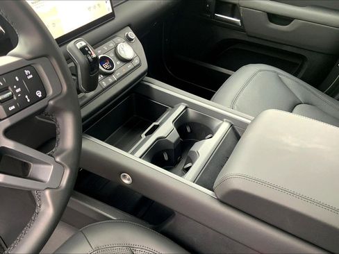Used 2025 Land Rover Defender 110 X-Dynamic SE image 16
