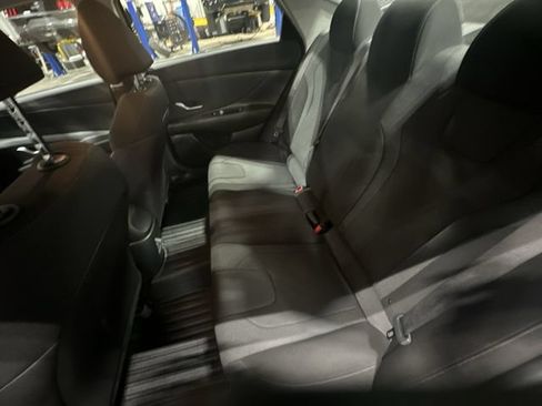 Used 2025 Hyundai Elantra SE FWD image 31