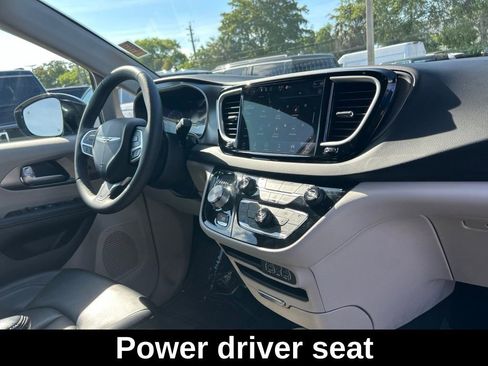 Used 2024 Chrysler Pacifica Touring-L FWD image 23