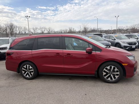 Certified 2025 Honda Odyssey EX-L image 4